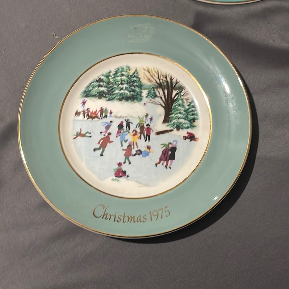 Christmas plate series 4th edition. 1975 plate